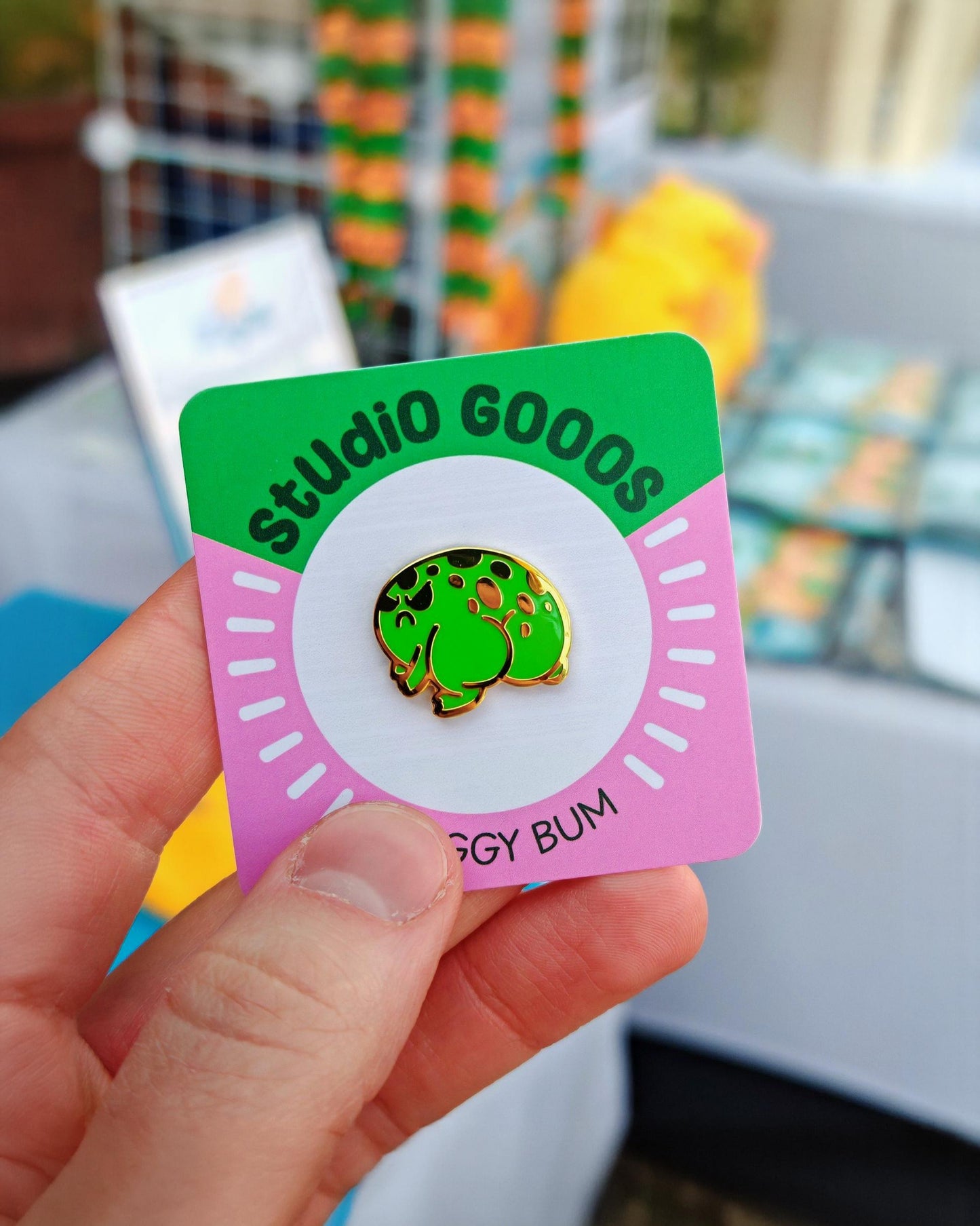 'Froggy Bum' Gold Enamel Pin