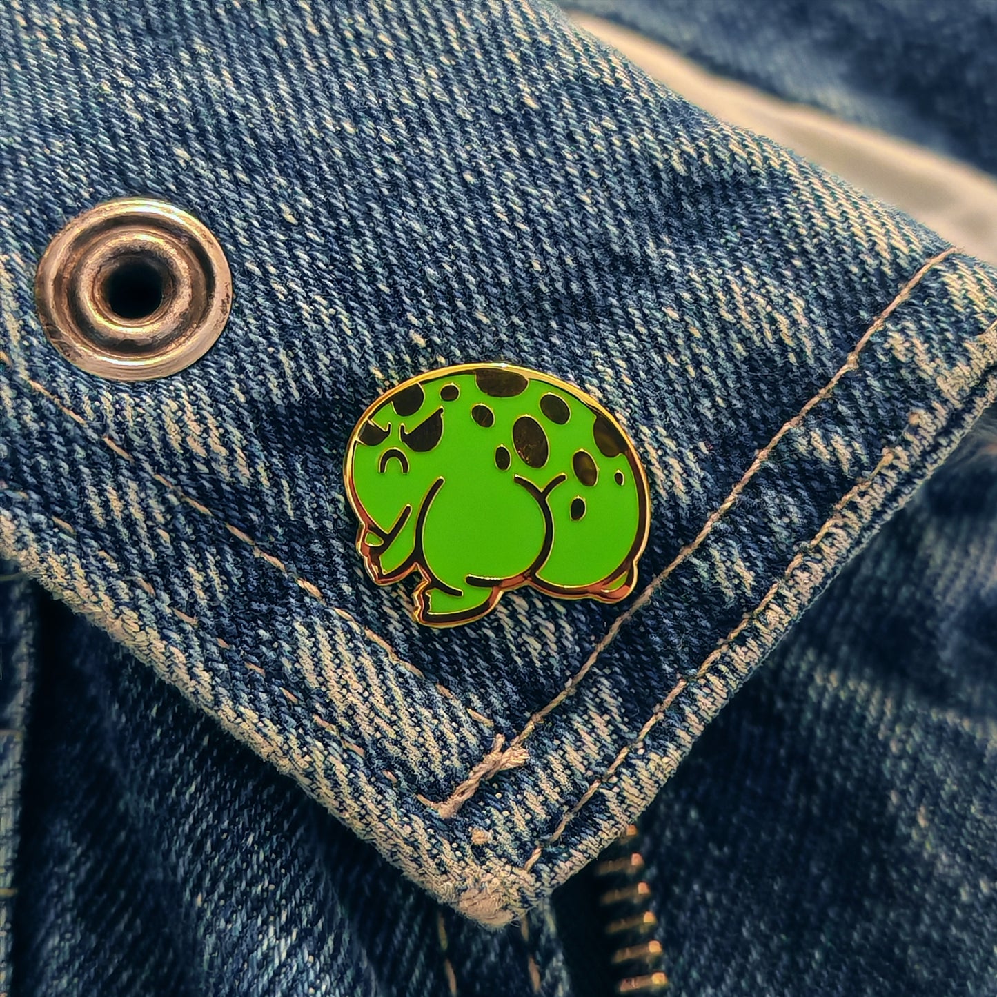 'Froggy Bum' Gold Enamel Pin